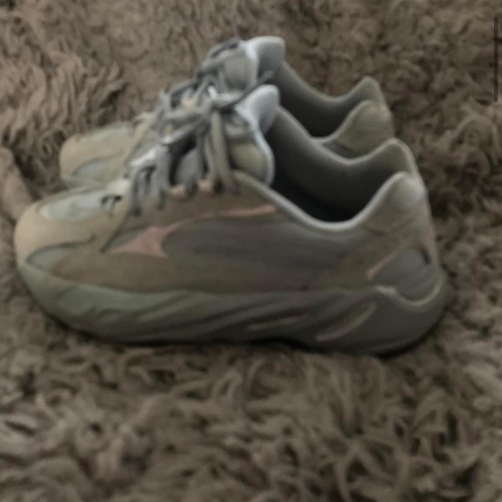 Yeezy hospital blues 700